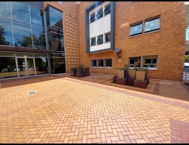 185M² OFFICE TO LET IN BRYANSTON